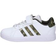 Baskets adidas IE3854