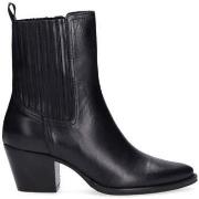 Boots Mohai Easter Island -