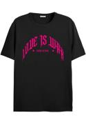 T-Shirt 'Love Is War'