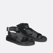 Leren sandalen met sleehak en teenbandje