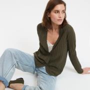 Fijn gebreid vest met v-hals en knoopsluiting