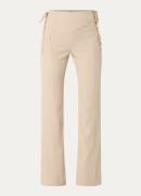 NIKKIE Horn mid waist flared fit pantalon met gestrikt detail