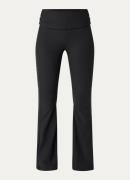 NIKKIE Iona ribgebreide high waist flared legging met logoband