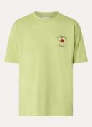 Drôle de Monsieur Slogan Rose T-shirt met logo- en backprint