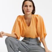 Blouse col V, manches papillon