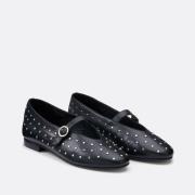 Ballerine en cuir cloutée