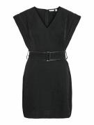 Robe courte ceinturée à manches courtes